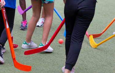 Enfants jouant au hockey